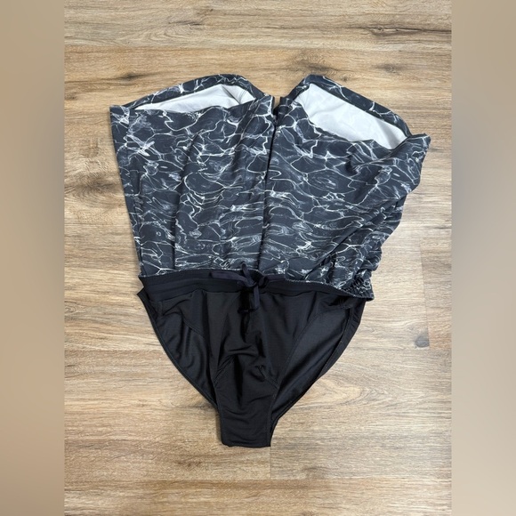 Lululemon Channel Cross Swim Short *5" Size L - Picture 8 of 9